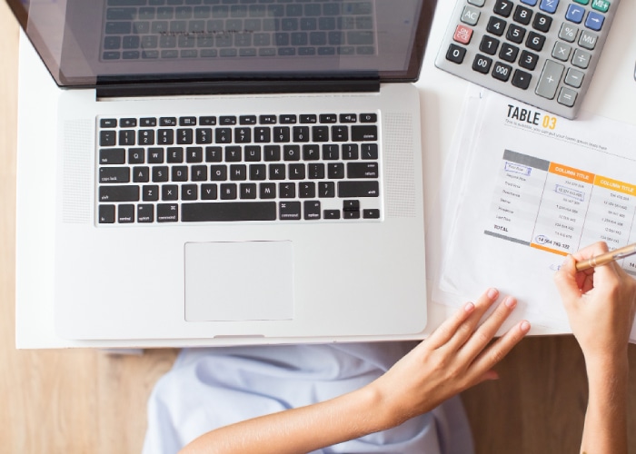 personne annotant un tableau